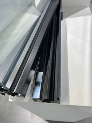 Aluminium Alloy / Tempered Glass White Casement Windows 90 Degree Right Opening Stainless Steel Mesh