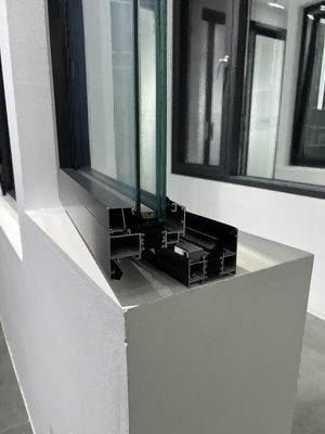 Aluminiumlegierung / gehärtetes Glas Weißes Gehäuse Fenster 90 Grad Rechtsöffnung Edelstahlnetz